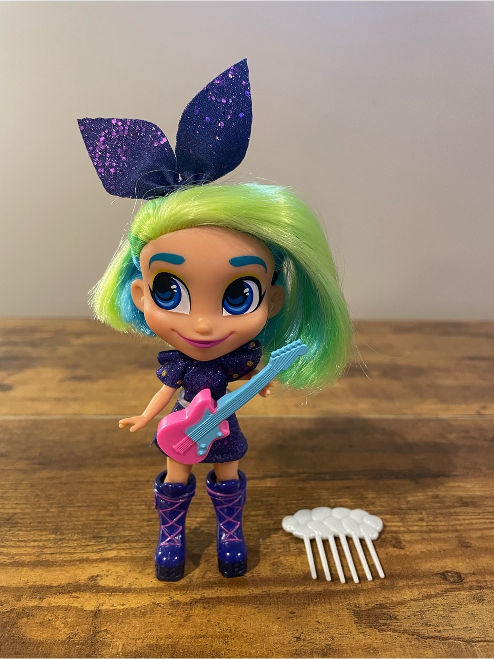 Hairdorables Series 1 "Harmony Rocks" doll with Guitar & Comb